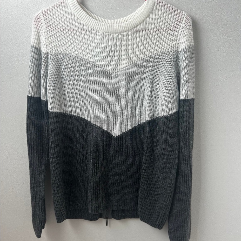 Design History Women's Gray and White Sweater